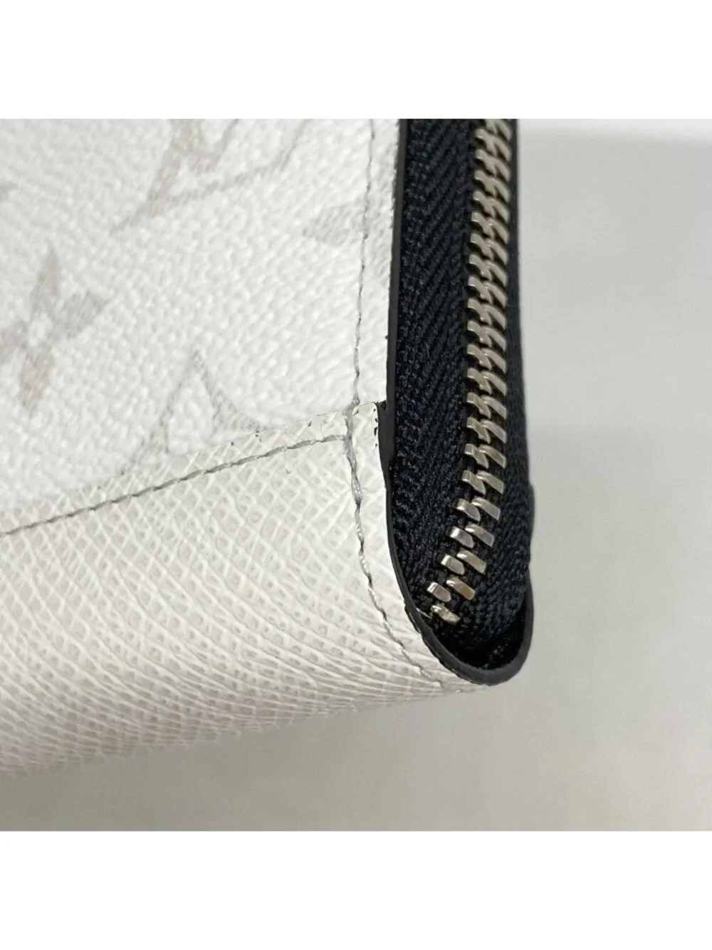Louis Vuitton Wallet Taigarama Zippy Horizontal Optic White
